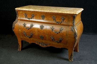 Commode de Style Régence. Sommée d'un marbre...