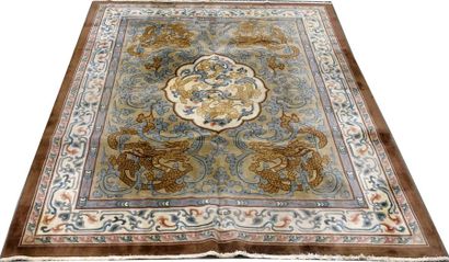 Tapis Chine. Il présente cinq dragons dans...