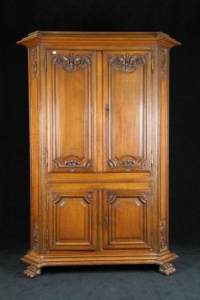 Armoire. Corniche à double ressaut. La face...