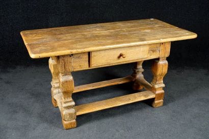 Table Rustique. La ceinture libère un large...