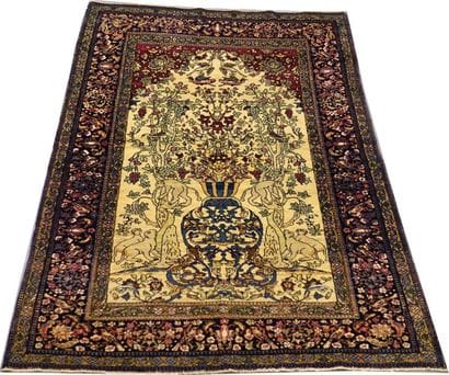 Carpette Ispahan figurative. Elle présente...