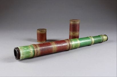 Lunette. Gainée de cuir rouge et vert. Ornementation...