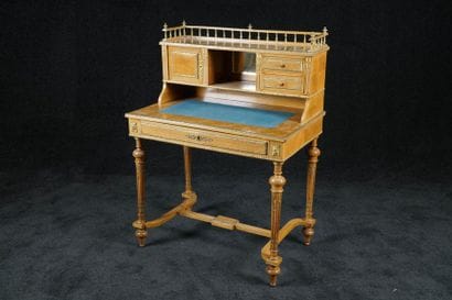 Bonheur du Jour de Style Louis XVI. Sommé...