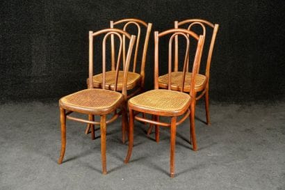 Suite de quatre Chaises Thonet. Assises tendues...