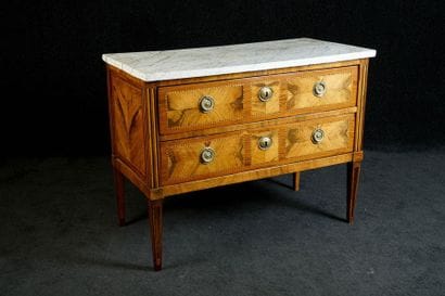Commode Louis XVI. Sommée d'un marbre blanc....