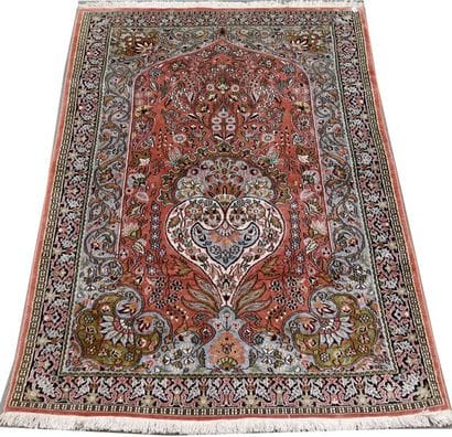 Carpette Ghoum. Mihrab rouge orné de fleurs...