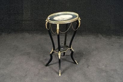Table d'Appoint. Elle présente une gravure...