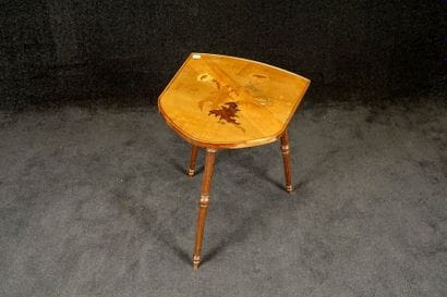 Emile GALLÉ
Table d'Appoint. En écusson et...