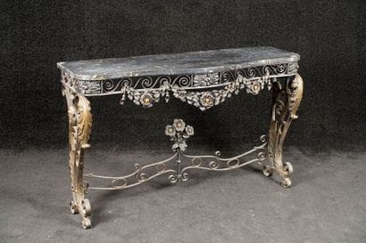 Console. Sommée d'un marbre noir portor....
