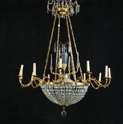 Lustre sac à perles. Sommé d'une urne à l'Antique...