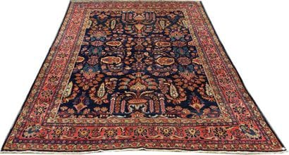 Tapis Sarouk. Le fond, bleu nuit, présente...