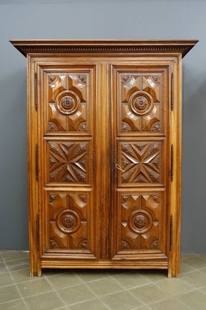 Armoire Louis XIII. Sommée d'une corniche...