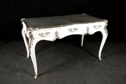 Bureau plat. Ceinture chantournée à trois...