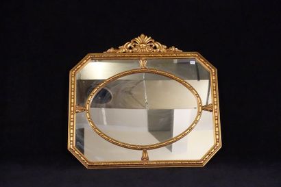 Miroir. Fronton feuillé. Encadrement à parclose....