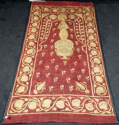 Textile Ottoman ancien. A fond pourpre présentant...