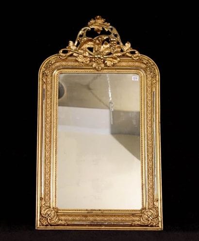 Miroir. Fronton ajouré et orné de grappes...