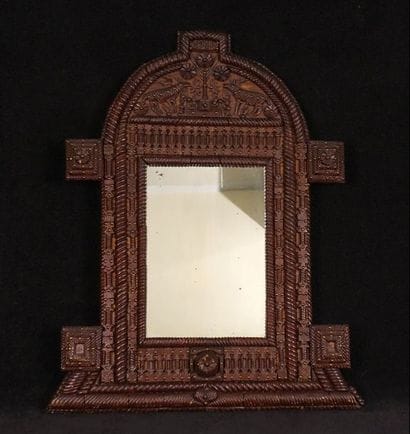 Art populaire du Jura - Miroir. Fronton cintré...