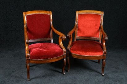 Paire de Fauteuils. Dossiers à petits enroulements....
