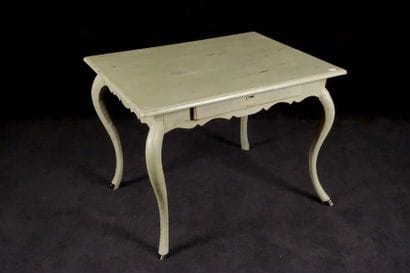 Table Régence. La ceinture, chantournée,...