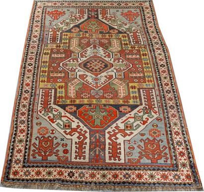 Carpette Kazak. Grand médaillon géométrique...