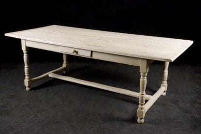 Table Rustique. Reposant sur quatre pieds...