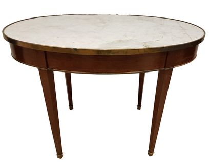 路易十六风格的桌子
桃花心木，大理石桌面，74 x 98 厘米 19 世纪。

高清照片：https://bit.ly/hdv-lausanne

展览：LA...