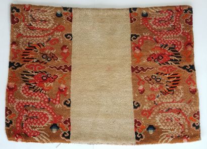 RUGS - TIBET (1900-1930)
Thick, hand-woven...