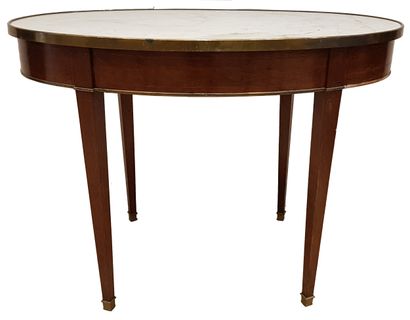 路易十六风格的桌子
桃花心木，大理石桌面，74 x 98 厘米 19 世纪。

高清照片：https://bit.ly/hdv-lausanne

展览：LA...