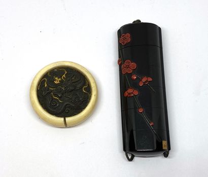 JAPON

Ensemble comprenant un Inro en bois...