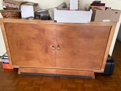 Buffet ouvrant par deux vantaux en placage...