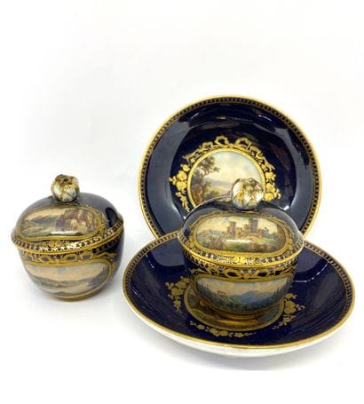 MEISSEN. Deux petites tasses couvertes en...
