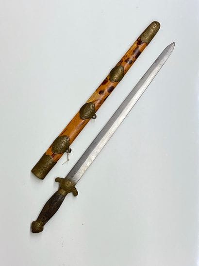 CHINE. Epee à lame en acier , garde en bronze...