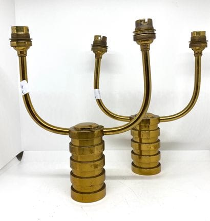 Paire de lampes en bronze doré à deux lumières.

Vers...