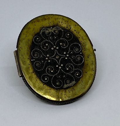 Cadre médaillon en laiton.

Epoque XIXè siècle.

Dim....