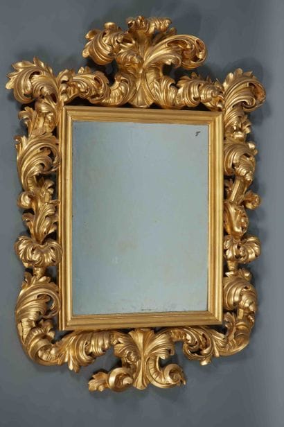 Paire d’importants miroirs en bois sculpté...