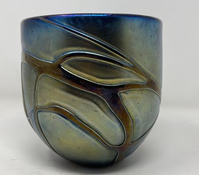 TRAVAIL MODERNE. Cache pot en verre irisé.

H....