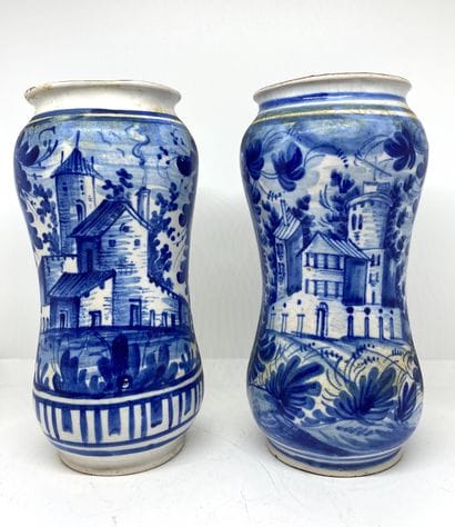 Deux pots à pharmacie en faience décoré en...