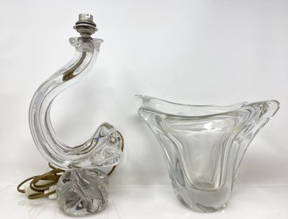 DAUM

Ensemble comprenant un vase et un pied...