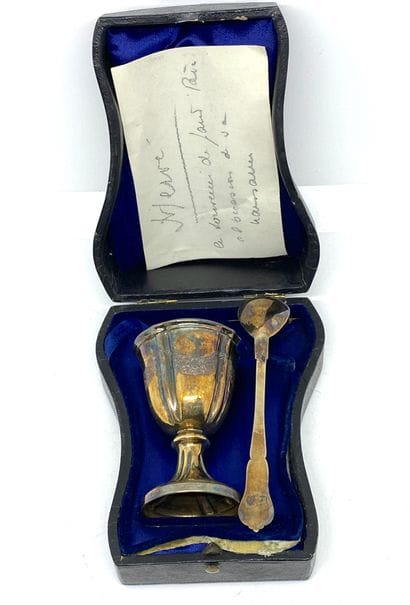 
Coquetier et sa cuillere en argent dans...