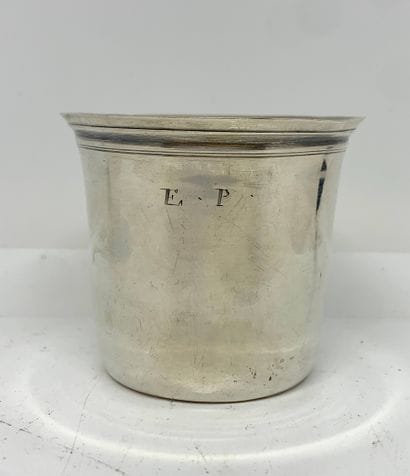 Une timbale en argent fond plat XVIIIè

H....