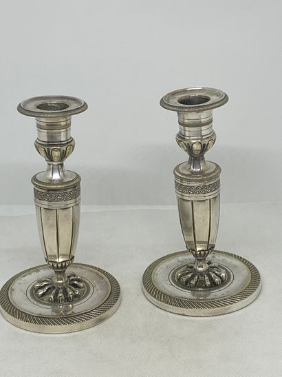 Paire de bougeoirs de toilette en bronze...