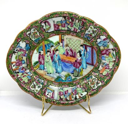 CHINE

Plat ovale en porcelaine décoré en...