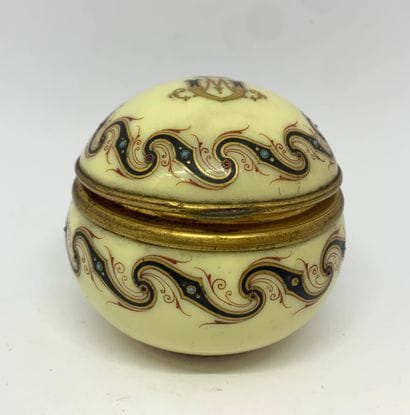 Petite boite couverte ronde en porcelaine....