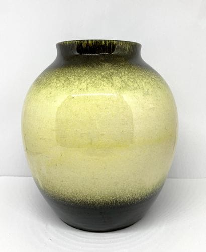 Vase en faience.

Signé JB au revers.

H....