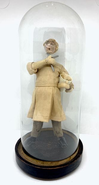 Petite figurine sous globe figurant un dentiste

H....