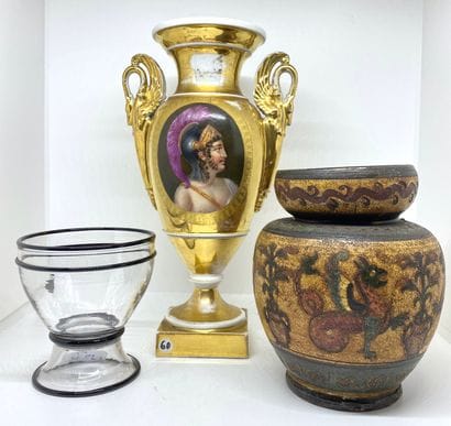 Lot comprenant un vase en porcelaine de Paris...