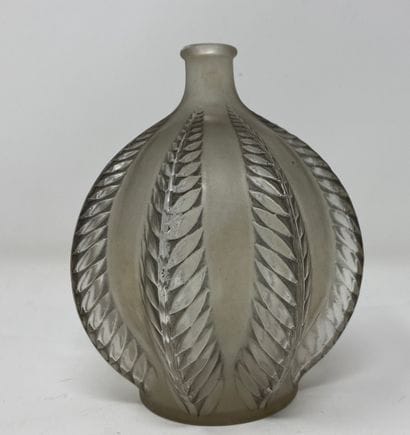 R. LALIQUE

Petit vase en cristal à décor...