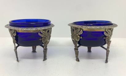 Deux salerons en demi sphère en verrerie...