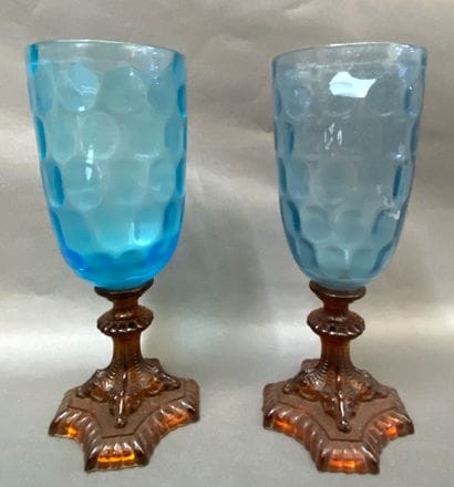 Paire de coupes sur pied en verre moulé teinté...