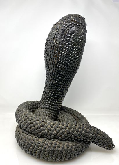 TRAVAIL MODERNE

Sculpture faite de clous,...